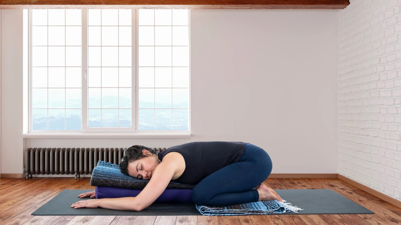 12 bài tập yoga trước khi ngủ giúp dễ ngủ hơn vào ban đêm