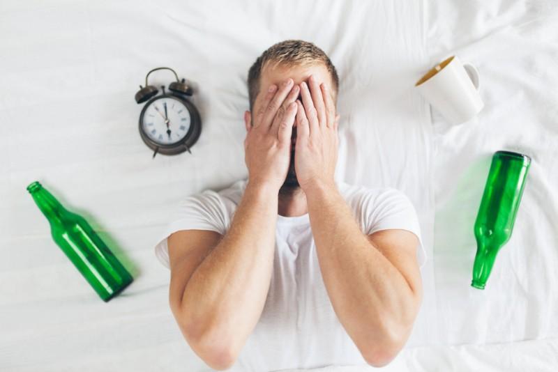 Uống rượu mất ngủ nguyên nhân do đâu? Cách khắc phục ra sao?