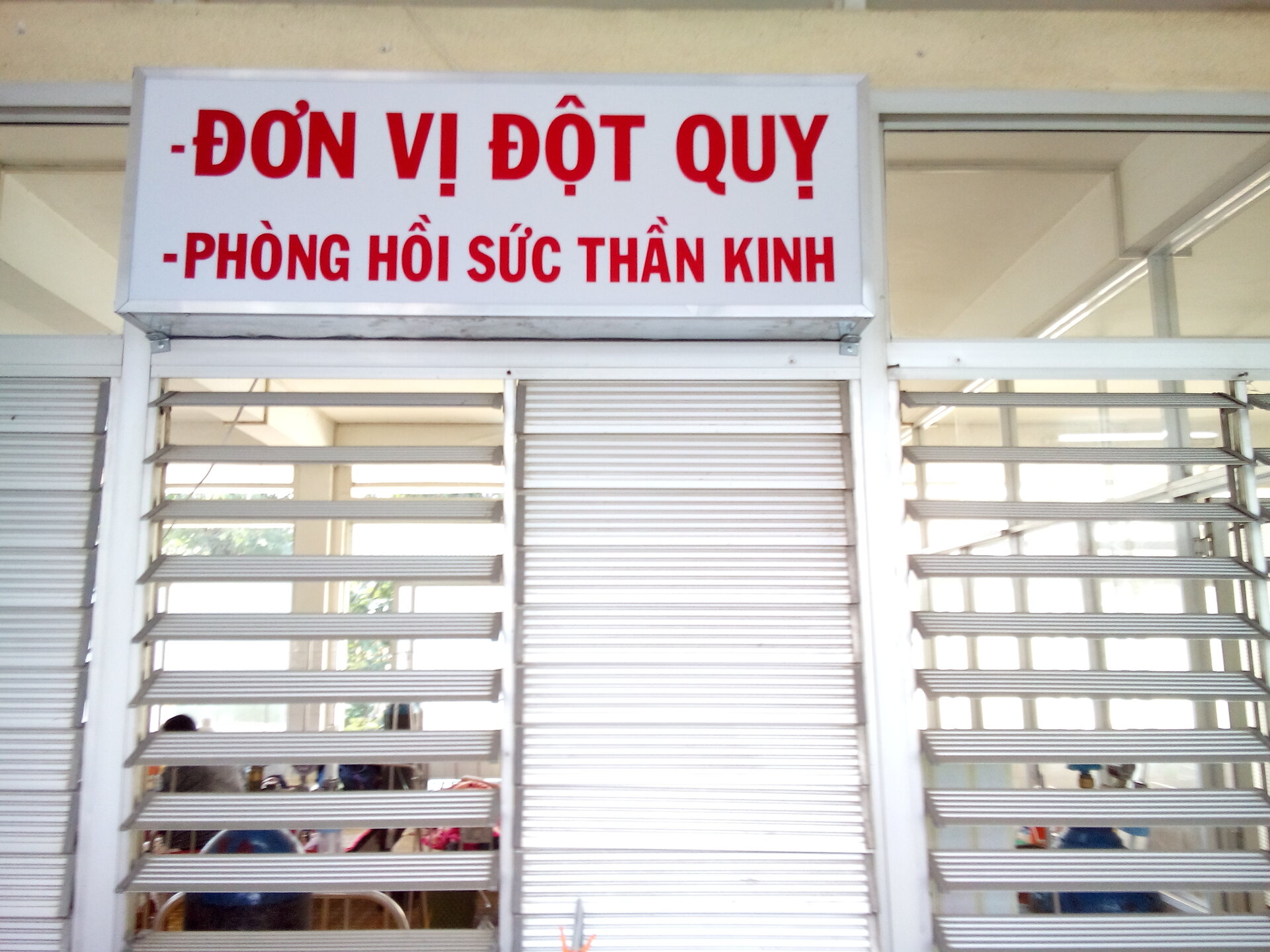 Hiệu quả ban đầu áp dụng tiêu chuẩn chất lượng về xử trí đột quỵ não tại đơn vị đột quỵ bệnh viện Đa khoa trung tâm Tiền Giang