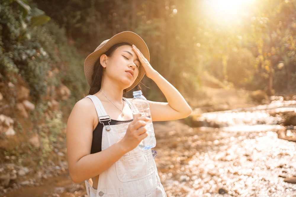Ra nhiều mồ hôi khi trời nóng – Cẩn trọng cơ thể mất nước!